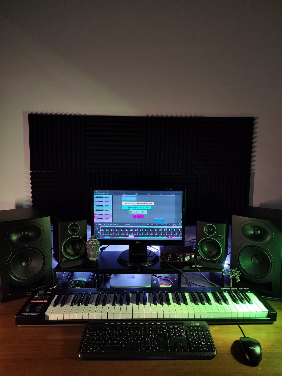 Musicista che lavora in studio